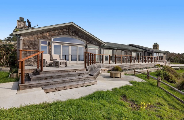 Remodeled oceanfront home with ocean views, fireplace, jetted tub, washer/dryer
