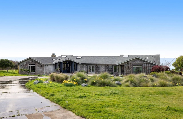Remodeled oceanfront estate with ocean views, fireplace, kitchen & kitchenette