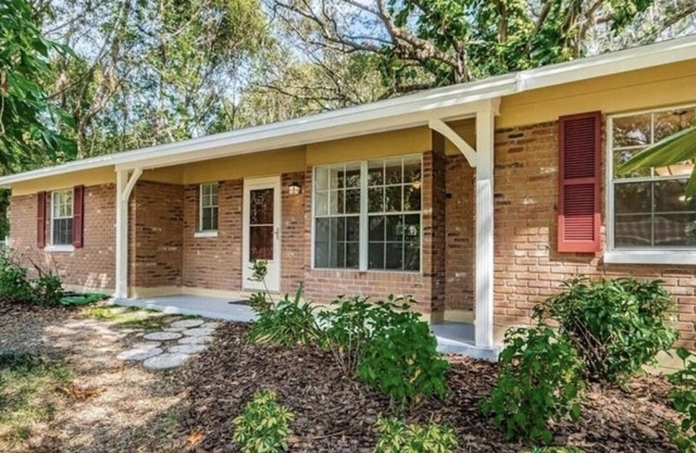 Remodeled Open floor Plan -Private house with a large yard - Pet Friendly