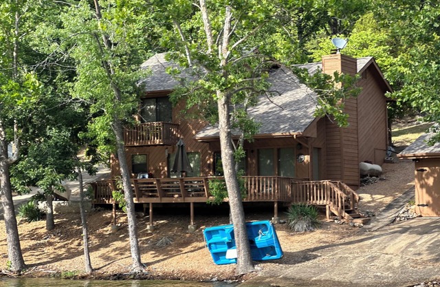 Remodeled Lakefront -Lilly pad, kayaks, dock with slip, boat ramp. Ozark fun