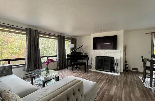 Remodeled, Spacious, Modern Retreat 5 BR, 3BA, 2KIT