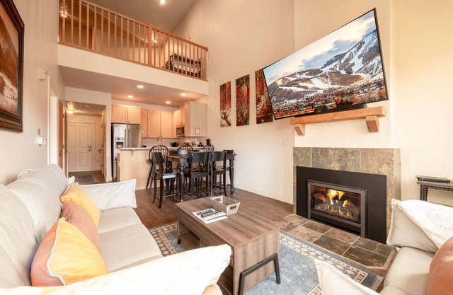 Remodeled Top Floor 1 BR+ Loft w/Mountain Views, 2BA, Sleeps 5, A/C