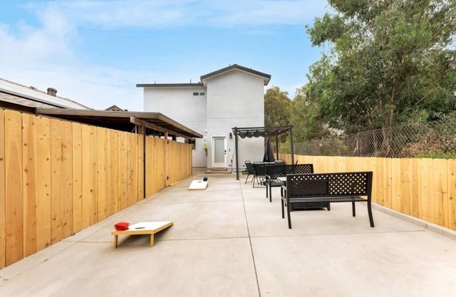REMODELED Urban Retreat Self Check-In, Hot Tub, Foosball, Fire Pit, Cornhole