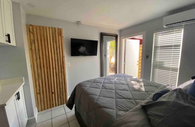 Remodeled Beach Cottage, Queen Bed , Walk to Ocean, Dining & Shops!