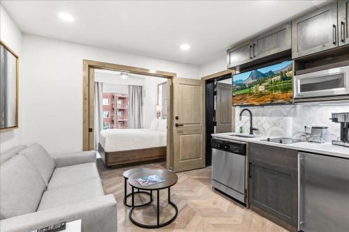 Remodeled Westgate Studio, resort amenities, multiple pools, tennis, onsite spa, restaurant 4503B