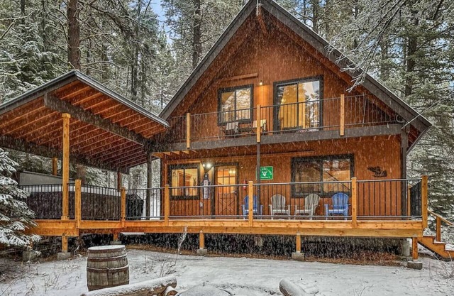Remodeled Woodsy Cabin w/ Hot Tub & Relaxing Deck