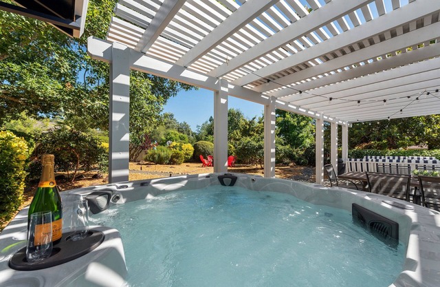 Remodeled Zen Retreat w/ Hot Tub. Minutes to Wineries, Golf & Sonoma Plaza