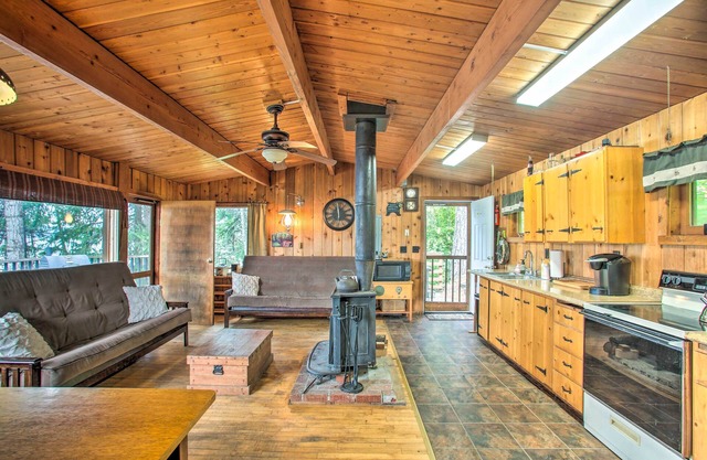 Remote Escape: Serene Lakeside Cabin w/ Beach