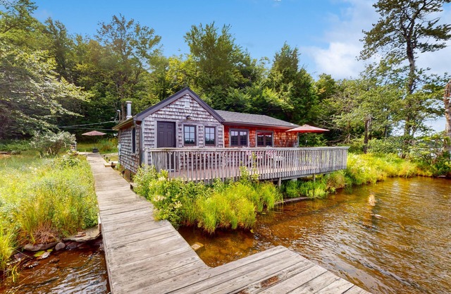Remote lakefront cabin, dog-friendly with deck & outdoor shower