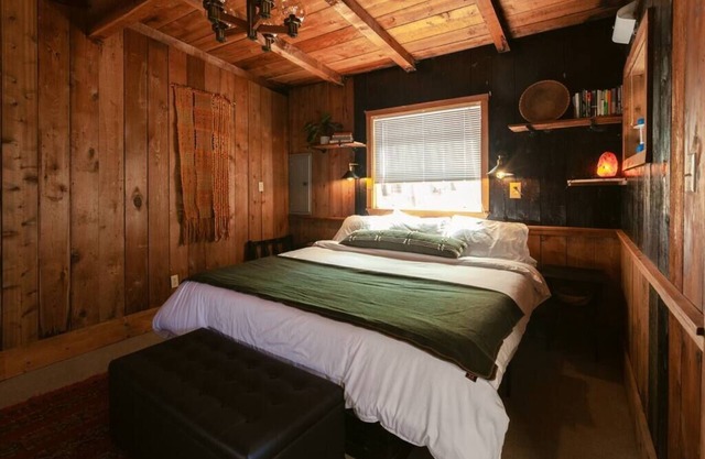 Remote Lakefront Cabin on North Tenmile Lake
