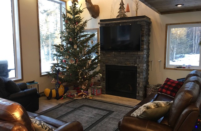 Remote Luxury Seefront Kabine in der Mitte von Saskatchewan Wald gelegen.