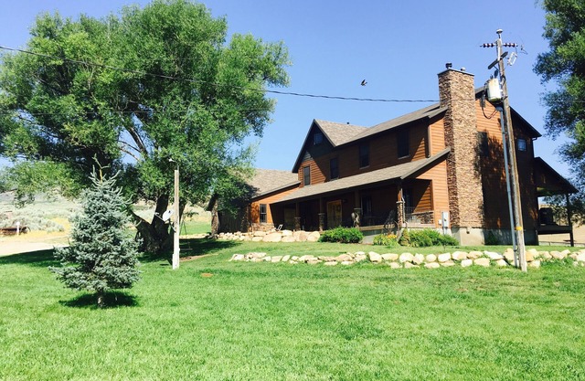 Remote Ranch Haus auf 80 Hektar Land im friedlichen Indianola Valley!