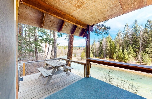 Remote riverfront cabin with incredible views, deck, firepit & water access