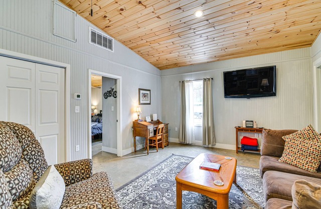 Remote Work-Friendly New Albany Home 5 Mi to Dtwn!