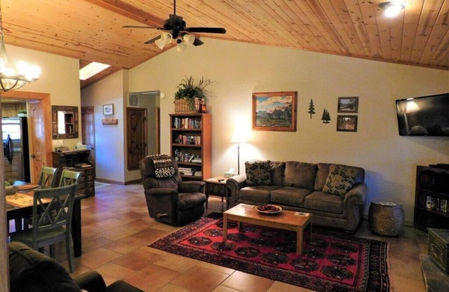 Rendezvous Cabin, beautiful updated cabin, sleeps 8