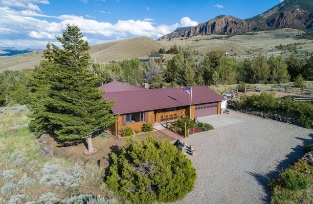 Rendezvous Lodge - A secluded, western getaway in the beautiful Wapiti Valley.