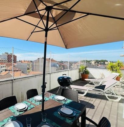 Renovado com AC, 2 WC completos, terraço e garagem