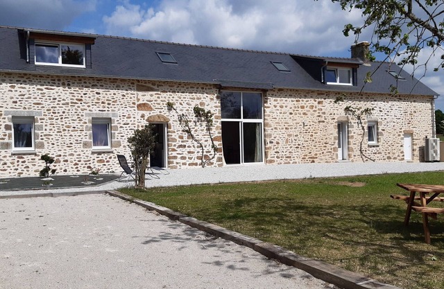 Charmante Longère Rénovée : 5 Chambres, 4 Salles de Bain, Grand Jardin, jusqu'à 15 Couchages