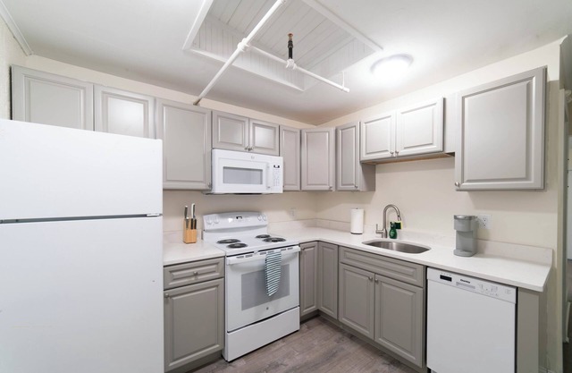 Renovated 1-bedroom apartment in Downtown Falmouth Located Right on Main Street