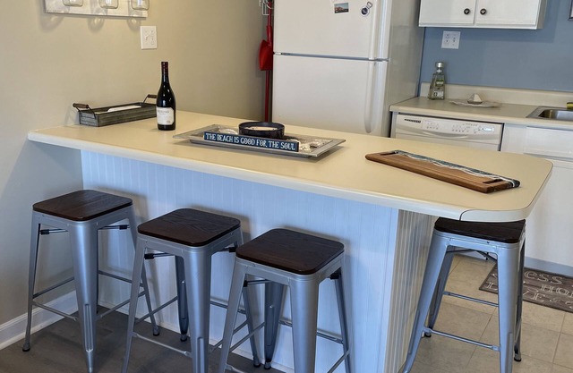 Renovated 1 bedroom condo ,steps to beach