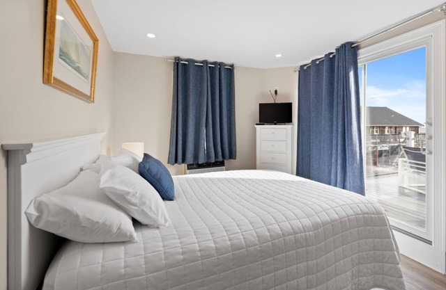 Renovated 1 Queen Bed Suite w/ Ocean Deck
