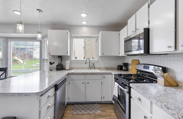 Updated 12 Person Home Minutes from BYU, UVU, I-15