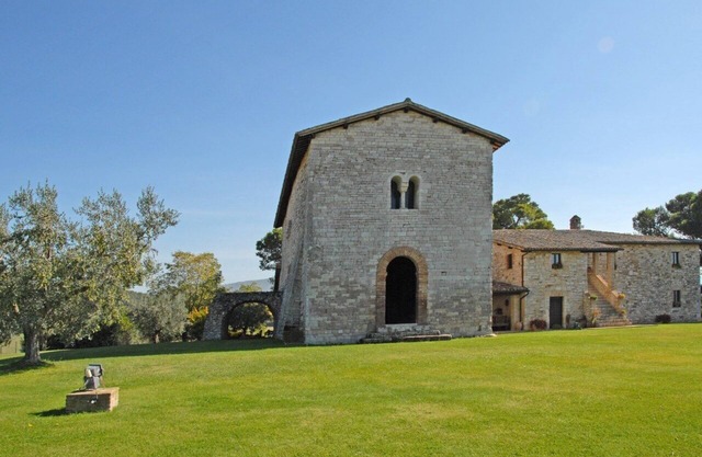 Renoviertes Kloster aus dem 13. Jahrhundert, umgeben von preisgekrönten Weinbergen