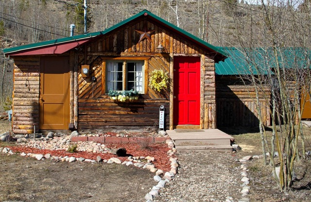 Neu renovierte 1940er Jahren Hütte liegt in einer ruhigen Grand Lake Village Lage