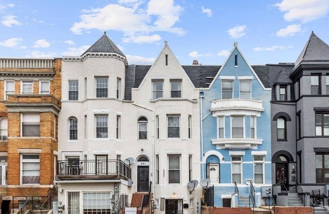 Renovated 2 bed/2 full bath with PRIVATE ENTRANCE, outdoor patio in central DC