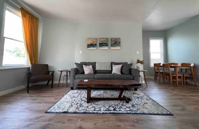 Renovated 2-bed flat w/patio in heart of Bay View