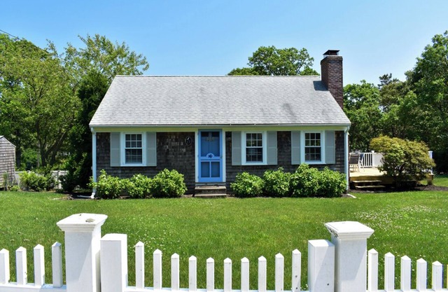 Renovated 2 bed home with extra living area, 5 min drive to Red River Beach!
