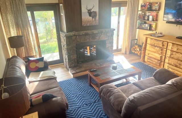 Renovated 2-bed ski condo with wood fireplace