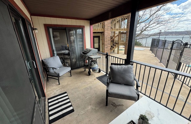 Renovated 2-bed / 2-bath condo POOLSIDE & LAKEFRONT!