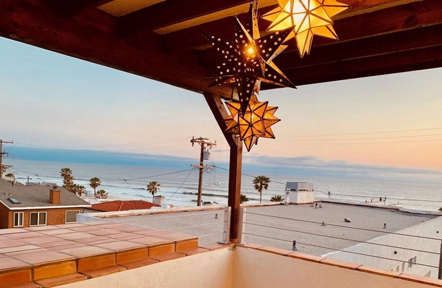 Renovated 2 bedroom/ 2 bath Penthouse Unit