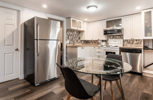 Renovated 2 bedroom condo/5 mins from downtown