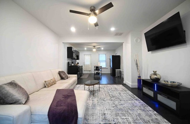 Renovated 2 bedroom entire apartment w/parking