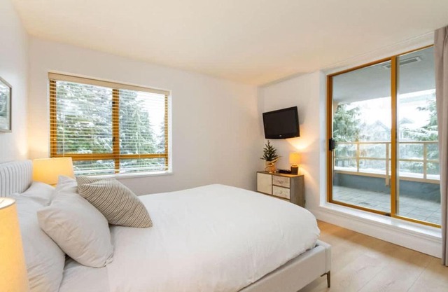 Renovated 2Bed-2Bath in Village with Pool, Hot Tub, and Sauna