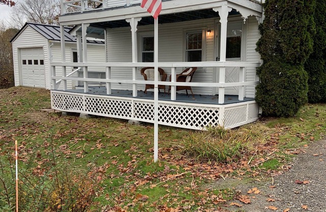 Renovated 2BR, 1 1/2 Bath home in Lincolnville Maine - Walk to public beach!