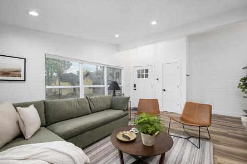 Renovated 2BR 1BA Flat Close to 25th Street Fun