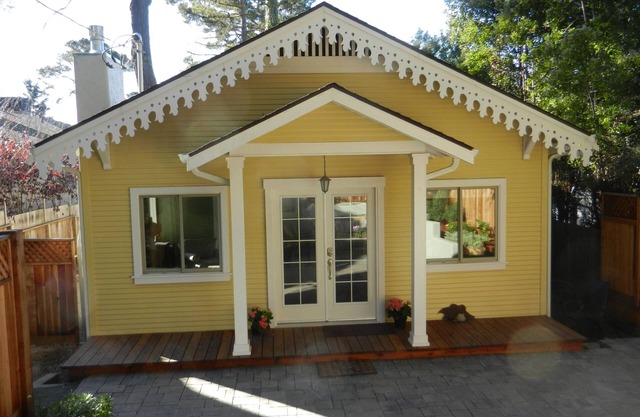Kürzlich renovierte 2BR, 2 Ba + Den Carmel Charmer - Gingerbread Cottage