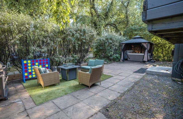 Renovated 3 bed, 2 bath! Walk downtown, HOT TUB and close to the Airport!