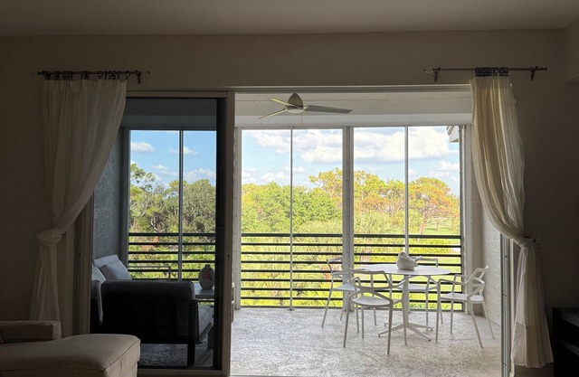 Renovated 3 BR condo in Pelican Landing Bonita Springs with private beach access