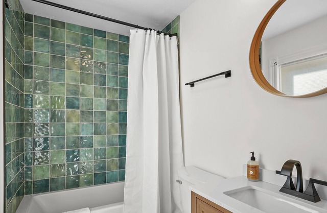 RENOVATED, 4 beds! Walk to Water w/Parking, Historic District