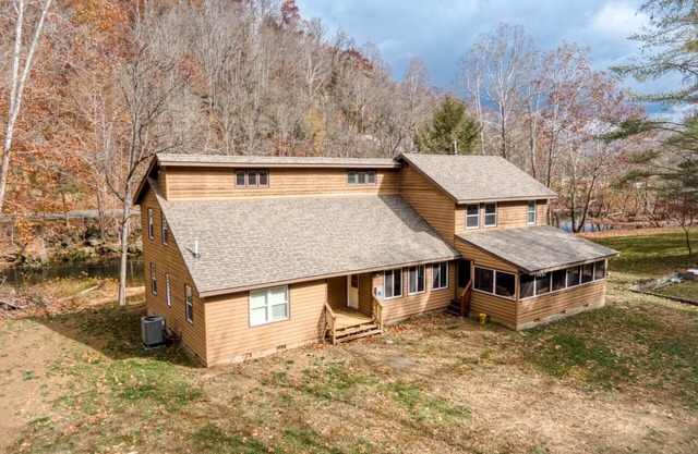 Renovated 4BR lodge on Wolf Creek: fishing, hiking and family fun in Giles Co