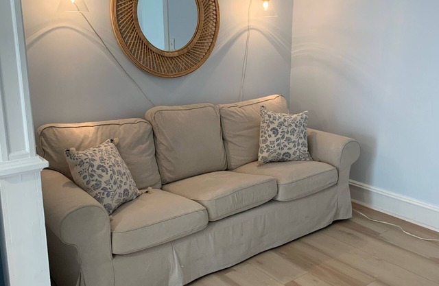 Renovated Adorable Beach Apartment! 2 Blocks from the Beach!