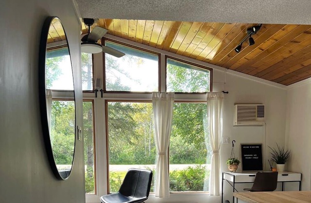 Renovated All Season Cozy Cottage, 3 Min's Walking to The Beach