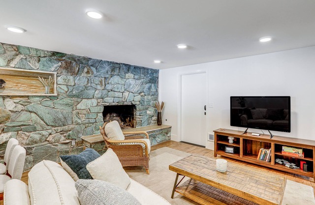 Renovated Apartment in Seattle: 7 Mi to Downtown!