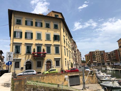Renovated apartment with 3 bedrooms in an historic palazzo between port and old town
