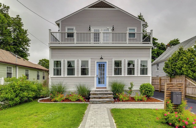 Renovated Barrington Cottage w/ Beach Access!