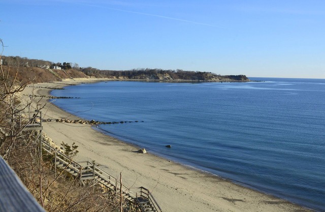 Renoviertes Strandhaus mit eingezäuntem Hof, Klimaanlage, Wasserblick und Strand auf der anderen Straßenseite!